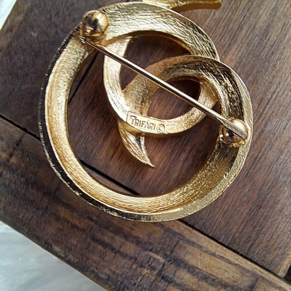 Crown Trifari Gold Swirl Brooch - Picture 2 of 5